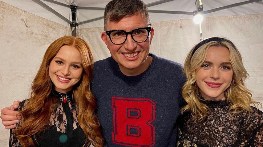 Madelaine Petsch, Roberto Aguirre-Sacasa und Kiernan Shipka am Set von "Riverdale"