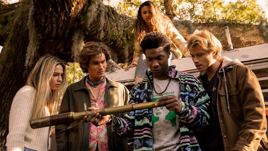 Madelyn Cline, Chase Stokes, Jonathan Daviss, Rudy Pankow, Madison Bailey in "Outer Banks"