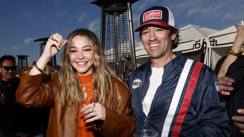Madelyn Cline und Jonas Pate bei "Poguelandia: An Outer Banks Experience" in Huntington Beach