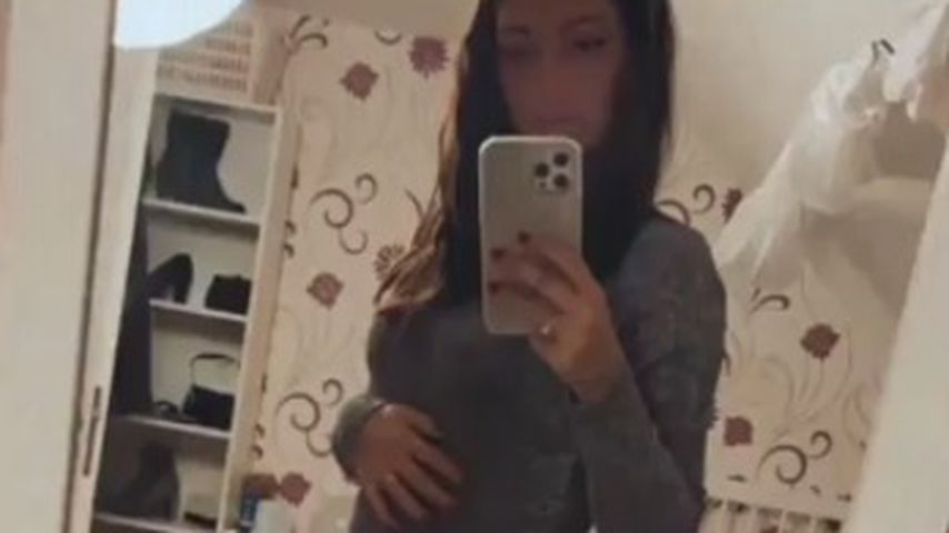 Im Weihnachtskleid: "Ex on the Beach"-Maddi gibt Bauchupdate