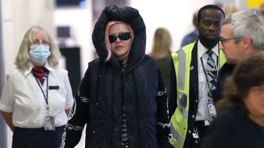 Lässiger Look: Madonna mit XXL-Mantel am Flughafen unterwegs