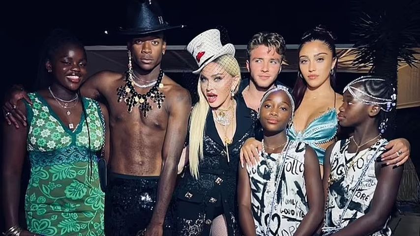 Madonna mit ihren Kindern Mercy, David, Rocco, Lourdes, Estere und Stelle im August 2022 in Italien