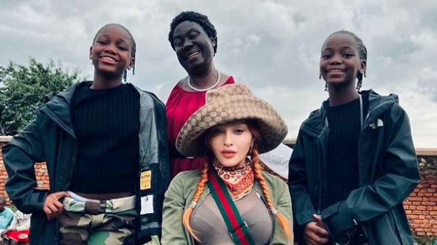 Trip nach Afrika: Madonna posiert mit ihren Zwillingsmädchen