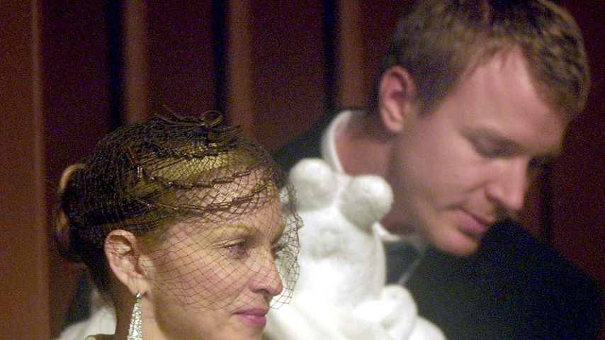 Madonna, Rocco Ritchie und Guy Ritchie im Jahr 2000