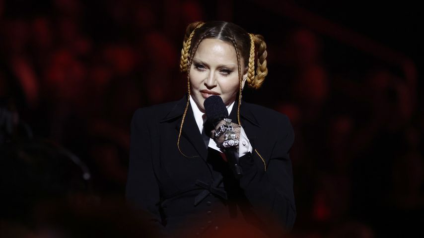 Madonna weint auf Bühne und trauert um verstorbene Freunde!