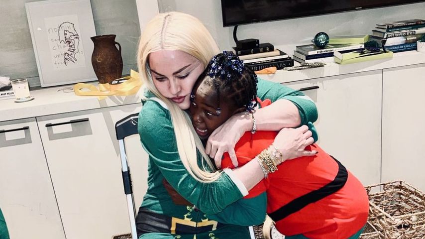 Madonna umarmt ihre Tochter