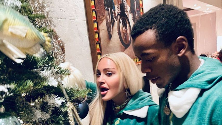 Als Elf verkleidet: Madonna schmückt Weihnachtsbaum mit Kids