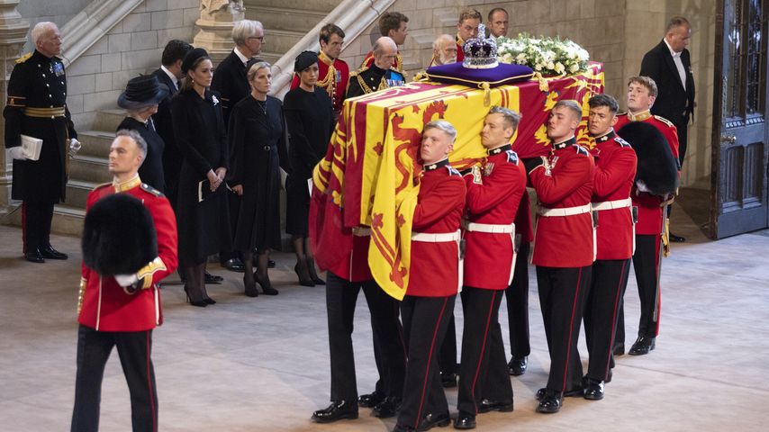 Am Sarg der Queen: Diese Strapazen erdulden die Royal-Fans