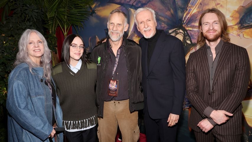 Superselten: Billie Eilish posiert mit kompletter Familie