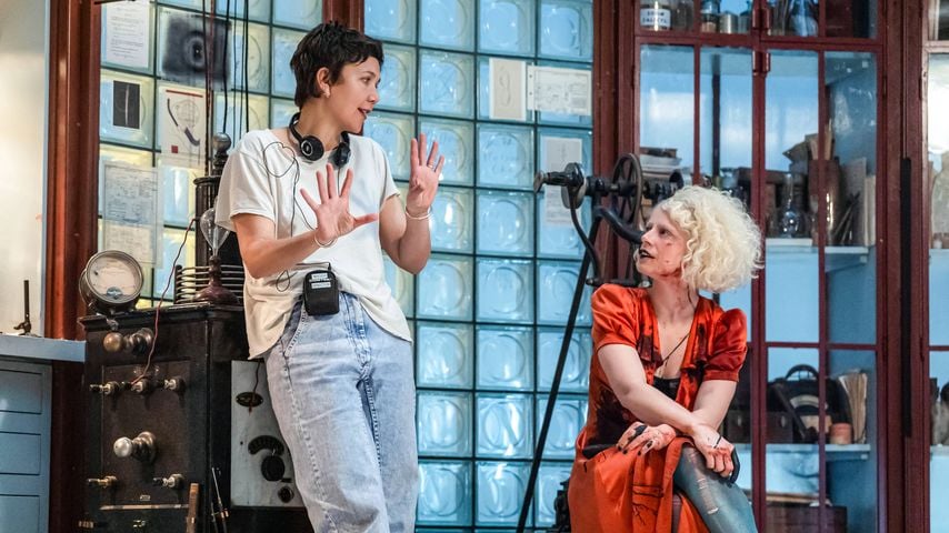 Maggie Gyllenhaal und Jessie Buckley am Set von "The Bride!" (2026)