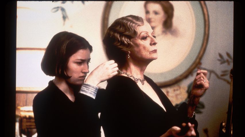 Kelly MacDonald und Maggie Smith (re) im Film "Gosford Park", 2001