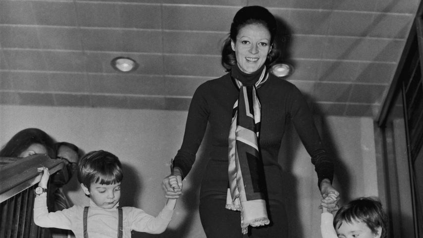 Maggie Smith mit ihren Söhnen Chris und Toby, Londoner Flughafen, März 1971