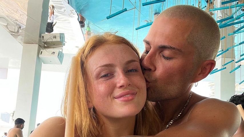 Maisie Smith unterstützt Max George vor seiner Herz-OP