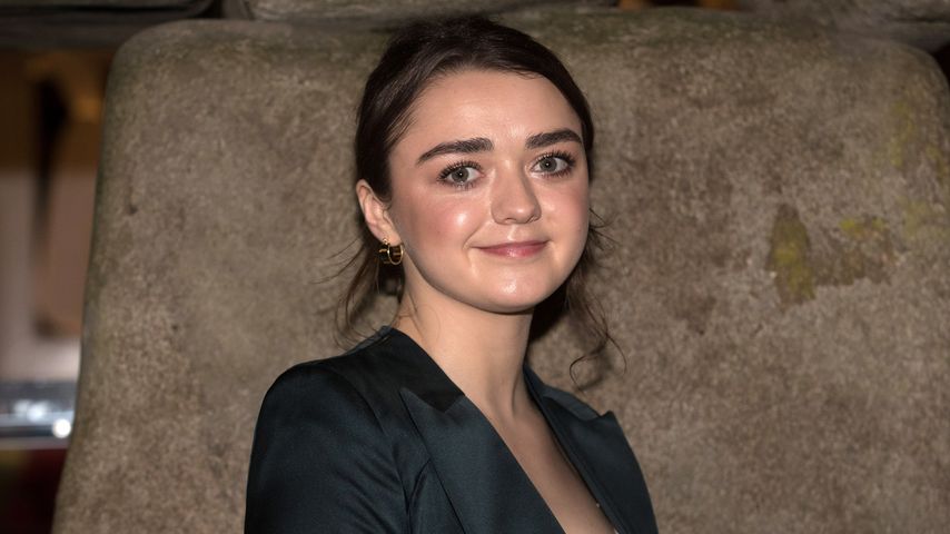 Nicht Freund Ollie: Mit wem hält Maisie Williams Händchen?