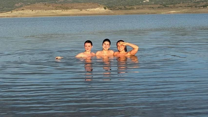 Maisie Williams mit Freunden, Dezember 2025