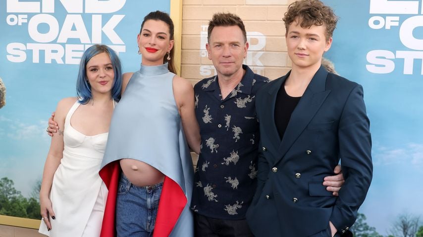 Maisy Stella, Anne Hathaway, Ewan McGregor und Christian Convery bei der Premiere von "The End of Oak Street"
