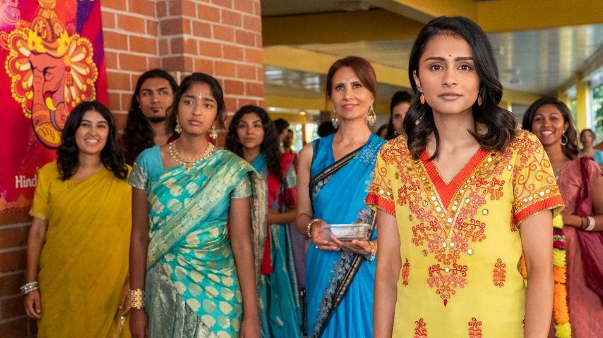Maitreyi Ramakrishnan und Pragathi Guruprasad in "Noch nie in meinem Leben"