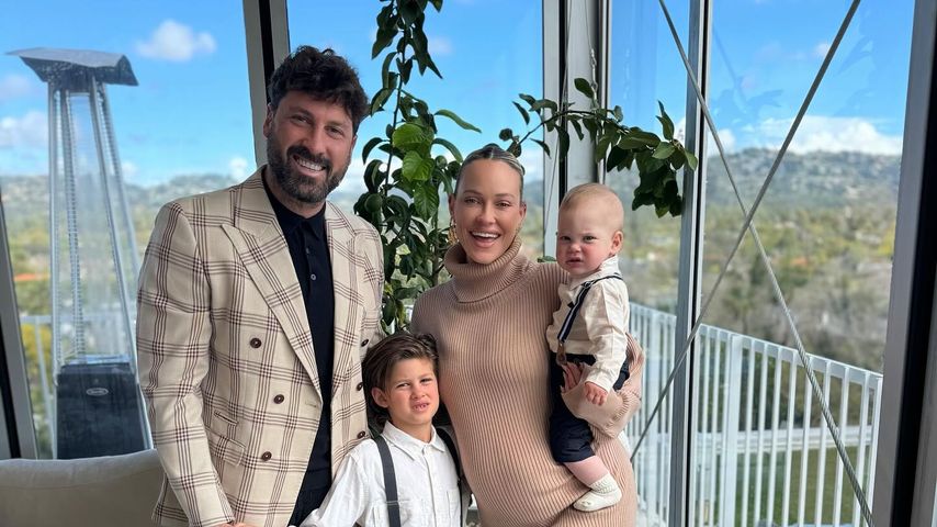 Maksim Chmerkovskiy mit seiner schwangeren Frau Peta Murgatroyd und den Kids