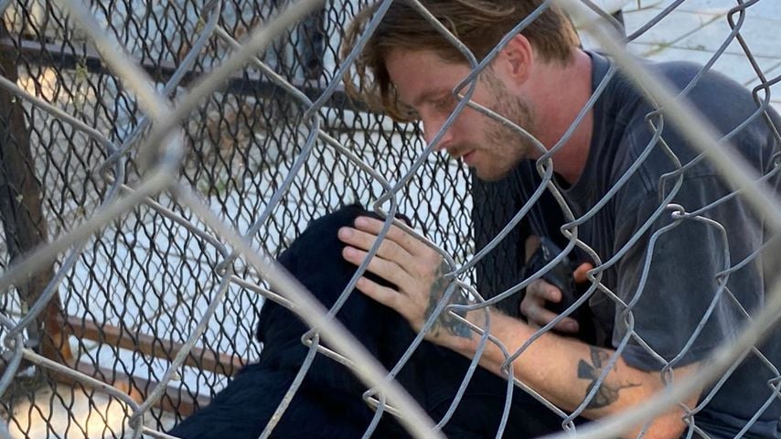 Malte Zierden mit einem verletzten Hund