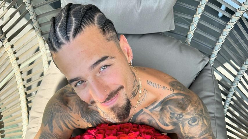 Maluma hält Babybauch von Susana Gomez