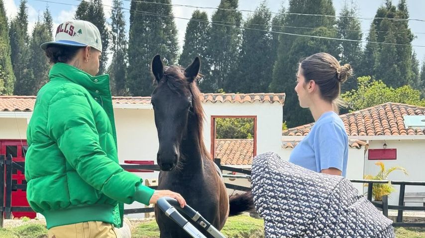 Maluma mit seiner Partnerin und Tochter