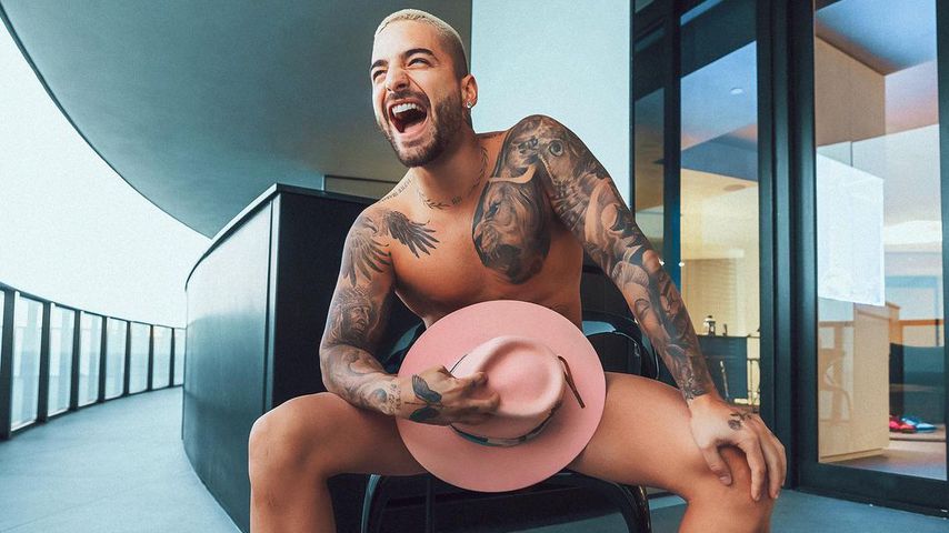 Hola! Sänger Maluma versteckt bestes Stück unter einem Hut