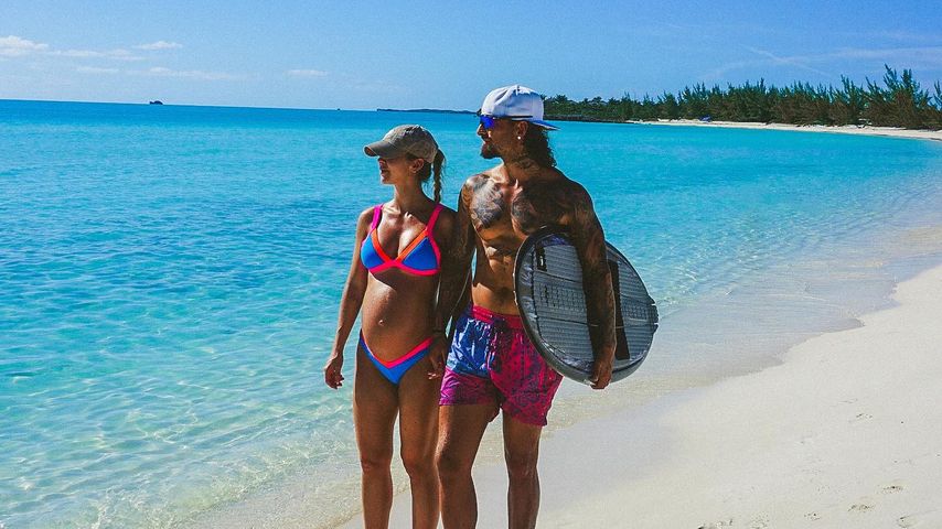 Maluma und Susana Gomez spazieren am Strand