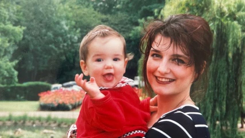 Dua Lipa als Baby mit ihrer Mama