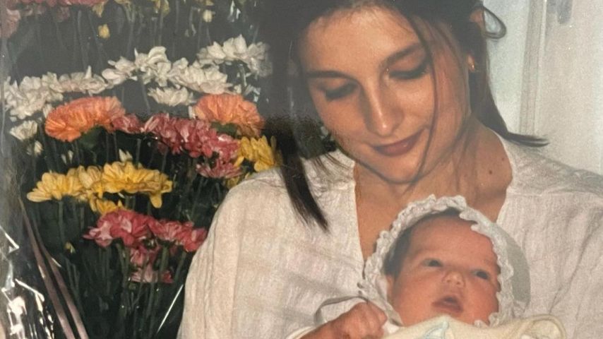 Dua Lipa teilt zuckersüße Mama-Baby-Bilder für ihre Mutter