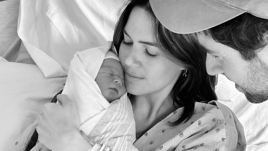 Mandy Moore  und ihr Mann Taylor Goldsmith mit ihrem Baby