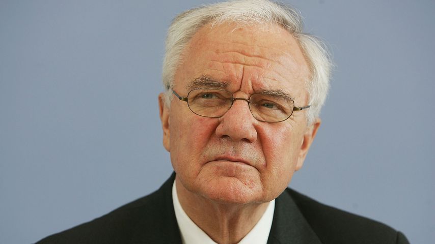Manfred Stolpe bei einer Pressekonferenz im Mai 2005