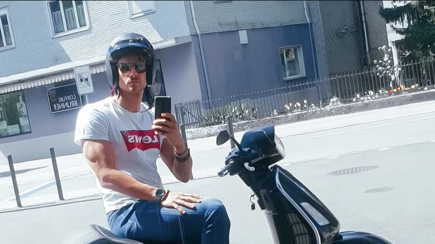 Mano Machinek auf Instagram auf einem Mofa