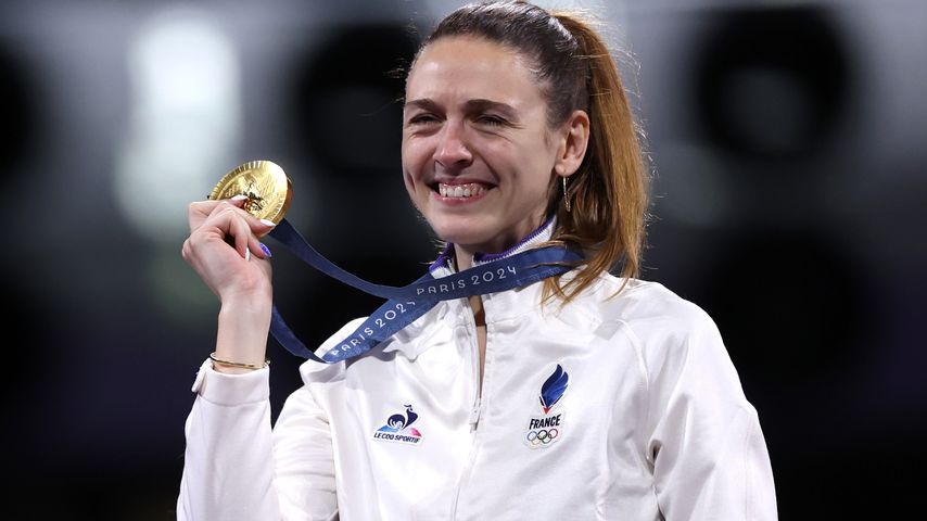 Manon Apithy-Brunet bei der Siegerehrung der Olympischen Spiele, Juli 2024