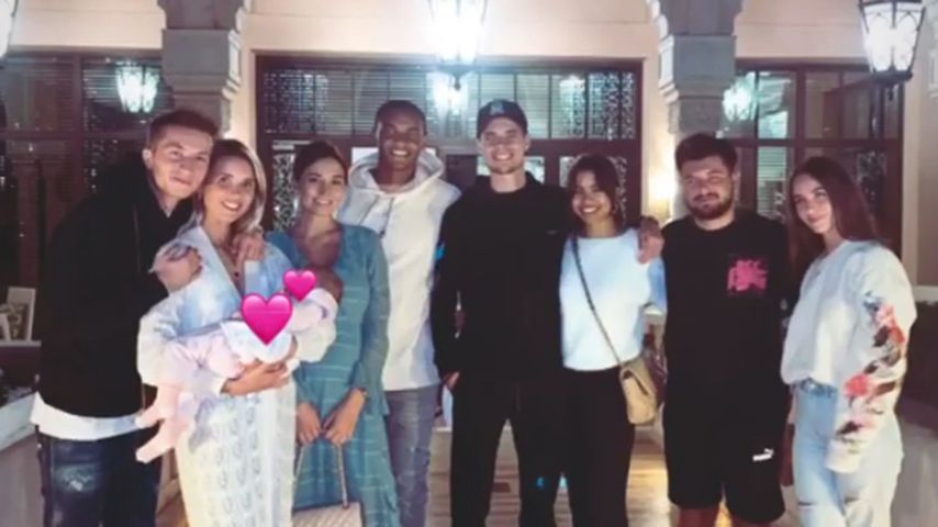 Manuel Akanji mit seiner Frau Melanie und seinen Freunden, Dezember 2019