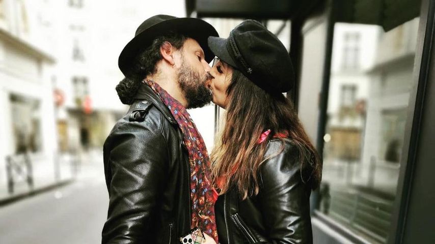 Sehr selten! Hier knutscht Manuel Cortez mit seiner Saina