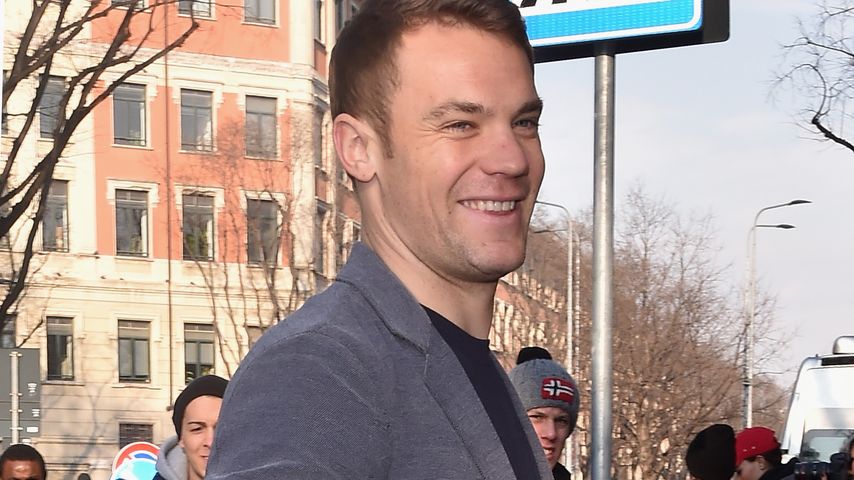 So elegant besucht Manuel Neuer eine Modenschau