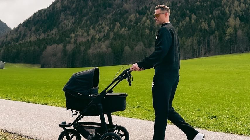 Manuel Neuer im März 2024 mit seinem Baby