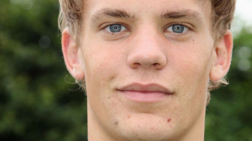 Here we come! Manuel Neuer grüßt aus dem Flieger