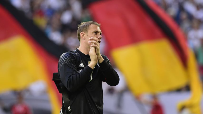 Wie süß: Welcher DFB-Kicker strahlt hier über beide Ohren?