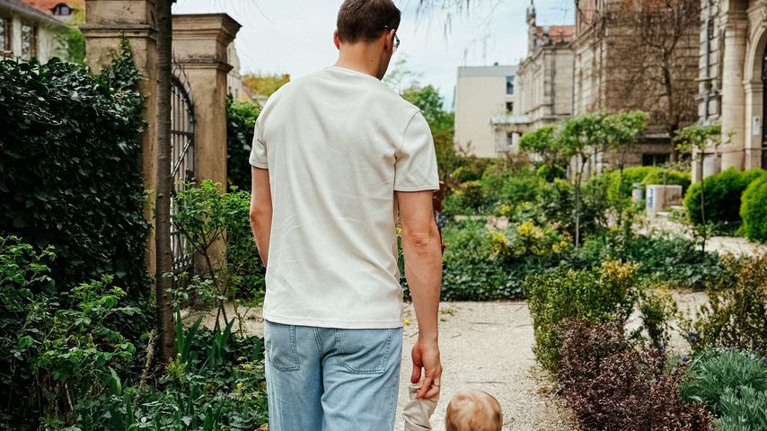 Manuel Neuer mit seinem Sohn im April 2025