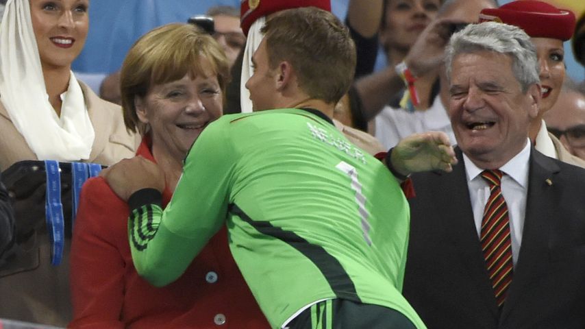 Mutti! So stürmisch herzte Neuer die Kanzlerin