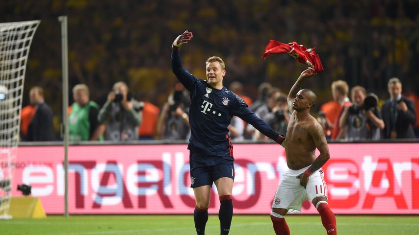 Manuel Neuer und Douglas Costa nach dem DFB-Pokal-Finale 2016