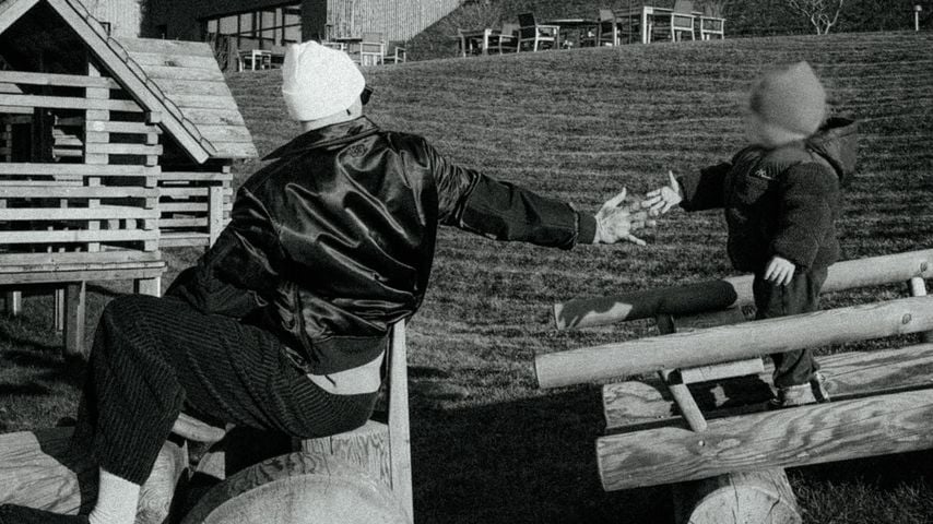 Fußballstar Manuel Neuer mit seinem Sohn, November 2025