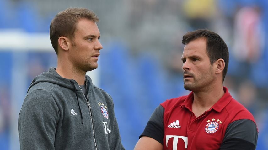 Manuel Neuer und Torwarttrainer Toni Tapalovic