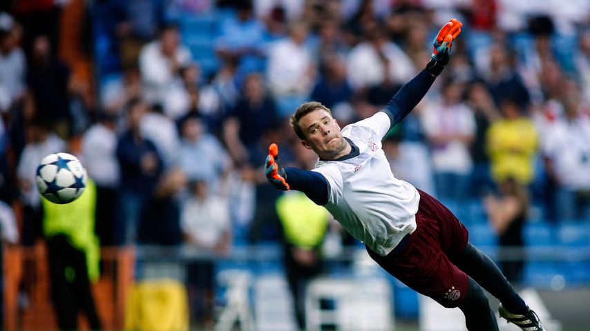 Nach OP: Manuel Neuer grüßt mit Krankenhaus-Pic!