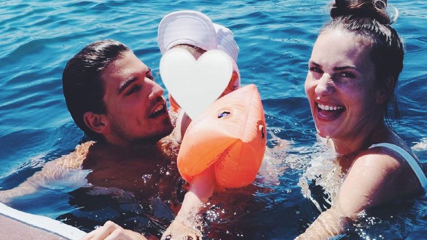 Manuel und Anni Hasni mit ihrer Tochter beim Baden