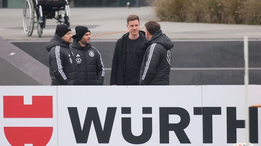 DFB-Torwart Marc-André ter Stegen kann ohne Krücken gehen