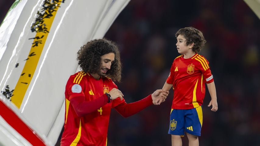 Marc Cucurella feiert mit seinen Kindern nach Spaniens EM-Triumph, 2024