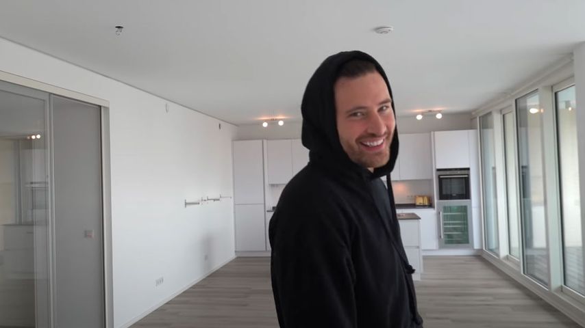 Marc Eggers zeigt die neue Wohnung