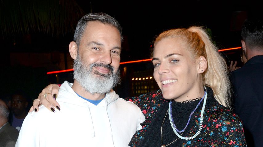 Marc Silverstein und Busy Philipps bei einer Afterparty